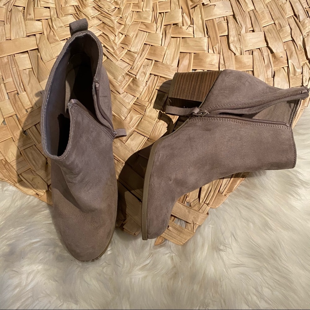 Old Navy beige heeled ankle boots bootie 9